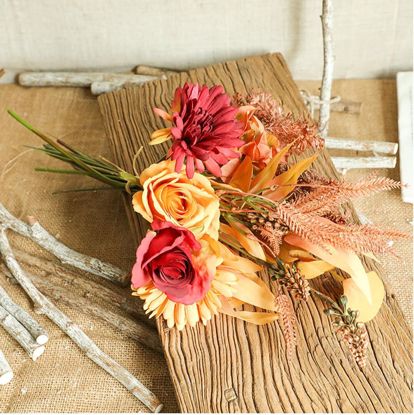 Künstliche Blumenarrangements mit Rosen und Chrysanthemen in Glasvase für stilvolle Tischdekoration und Wohnräume