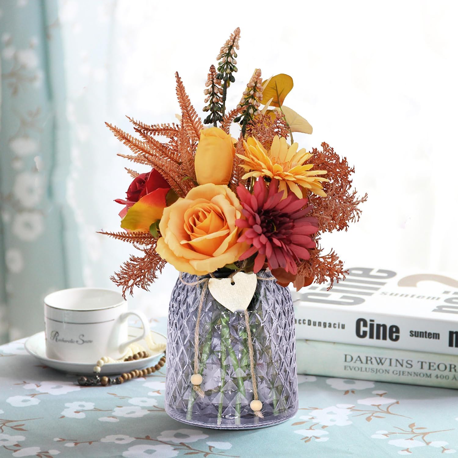 Künstliche Blumenarrangements mit Rosen und Chrysanthemen in Glasvase für stilvolle Tischdekoration und Wohnräume