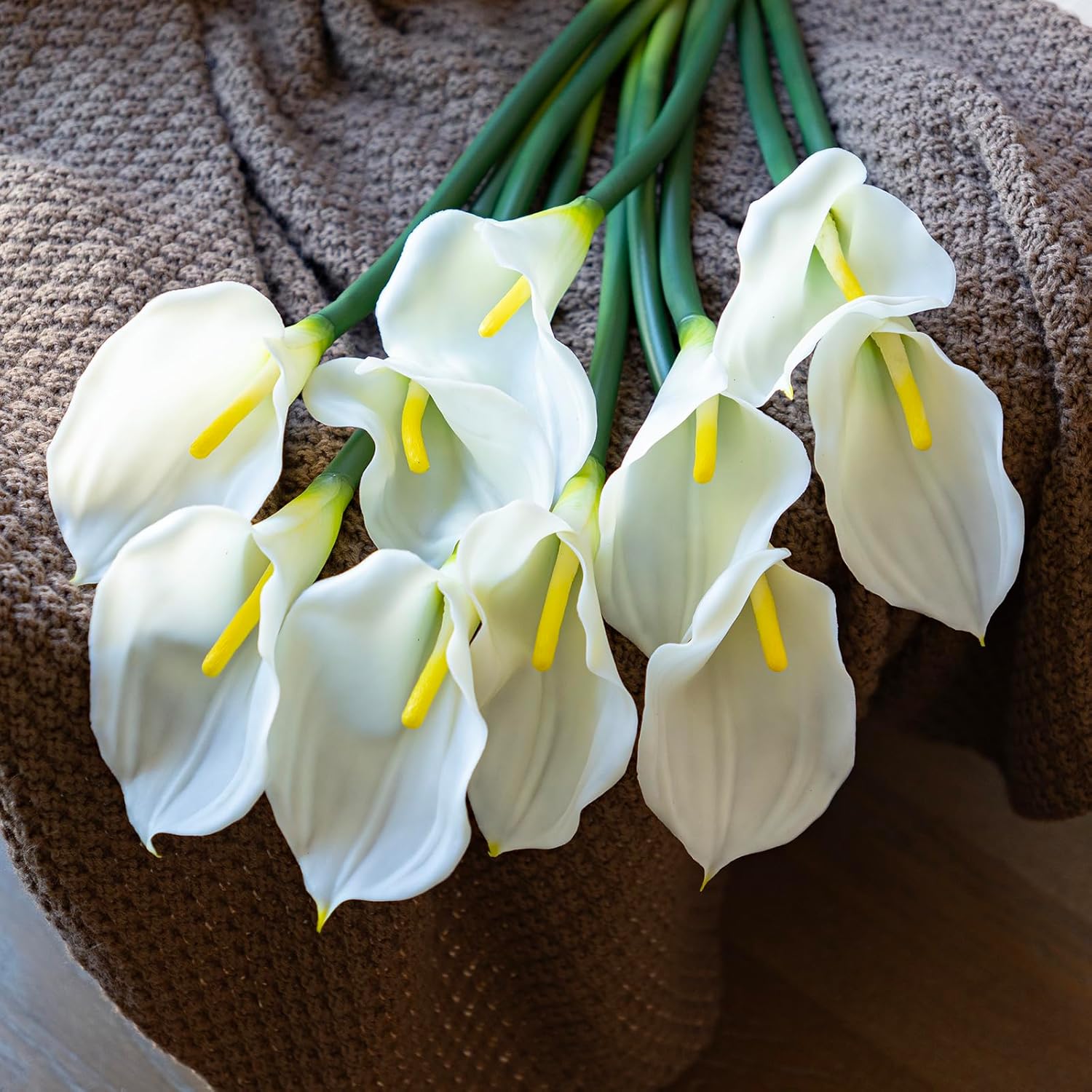Künstliche Calla-Lilien Blumenstrauß aus Latex, 64 cm, 5 Stück, Ideal für Zuhause, Wohnzimmer, Schlafzimmer, Esstisch, Büro und Hochzeiten (Weiß)