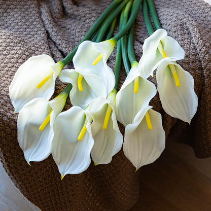 Künstliche Calla-Lilien Blumenstrauß aus Latex, 64 cm, 5 Stück, Ideal für Zuhause, Wohnzimmer, Schlafzimmer, Esstisch, Büro und Hochzeiten (Weiß)