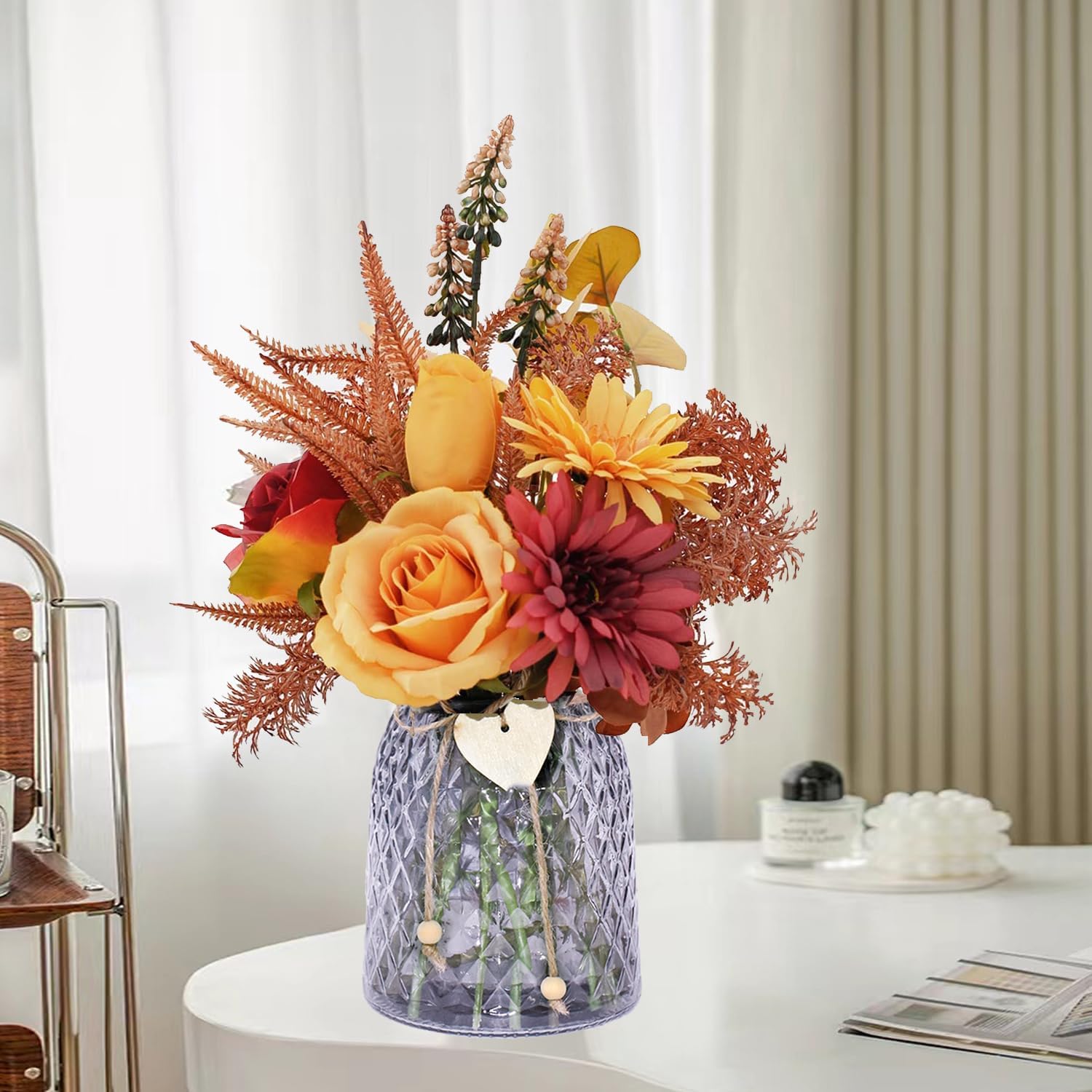 Künstliche Blumenarrangements mit Rosen und Chrysanthemen in Glasvase für stilvolle Tischdekoration und Wohnräume